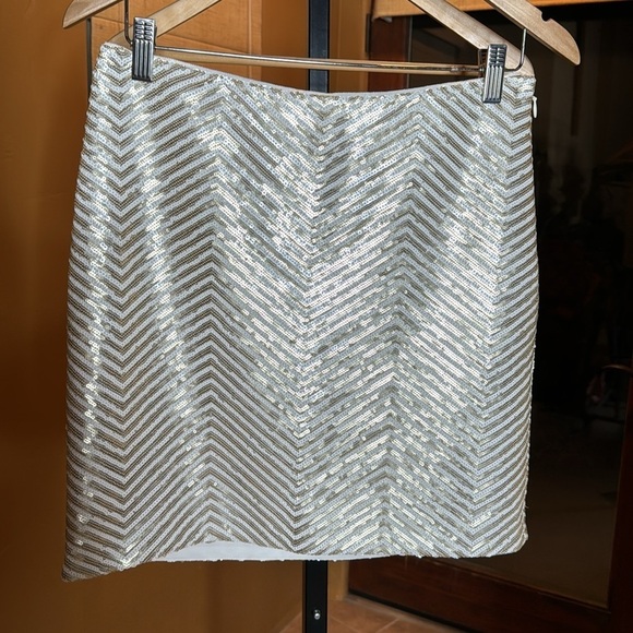 Banana Republic Holiday Gold White Chevron Sequin Mini Skirt Size 8P - Picture 2 of 7